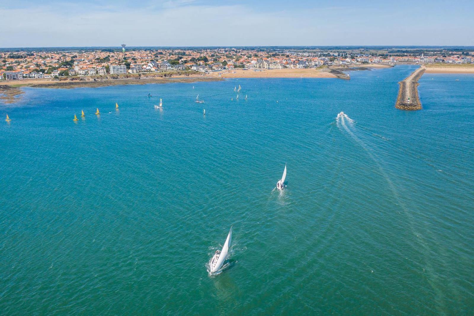 Le Bateau Ivre 50 M De La Plage Saint Gilles Croix de vie Kültér fotó